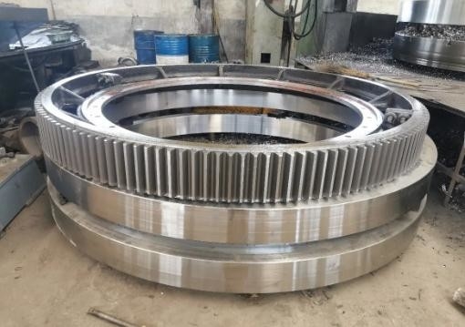 GS42CrMo4 โลหะผสมหล่อโรงถลุงเหล็กเส้นรอบวงเกียร์แหวนเกียร์สำหรับโรงสีเหมืองแร่
